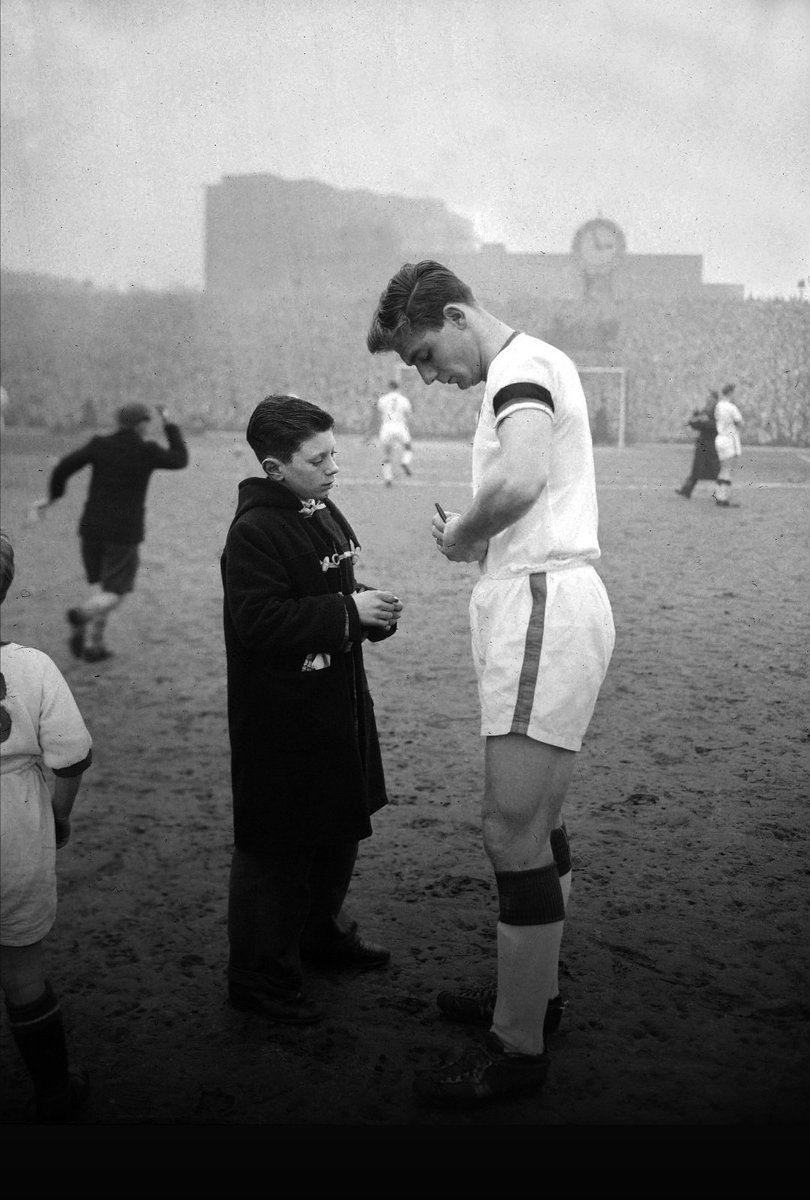 ManUtdSnapshot's tweet photo. Just minutes before kick off at Highbury, of what was to be his last game on British soil and just 5 days before the Munich Air disaster, Duncan Edwards signs an autograph for a young fan, 1958. https://t.co/ryHS4PZ3to