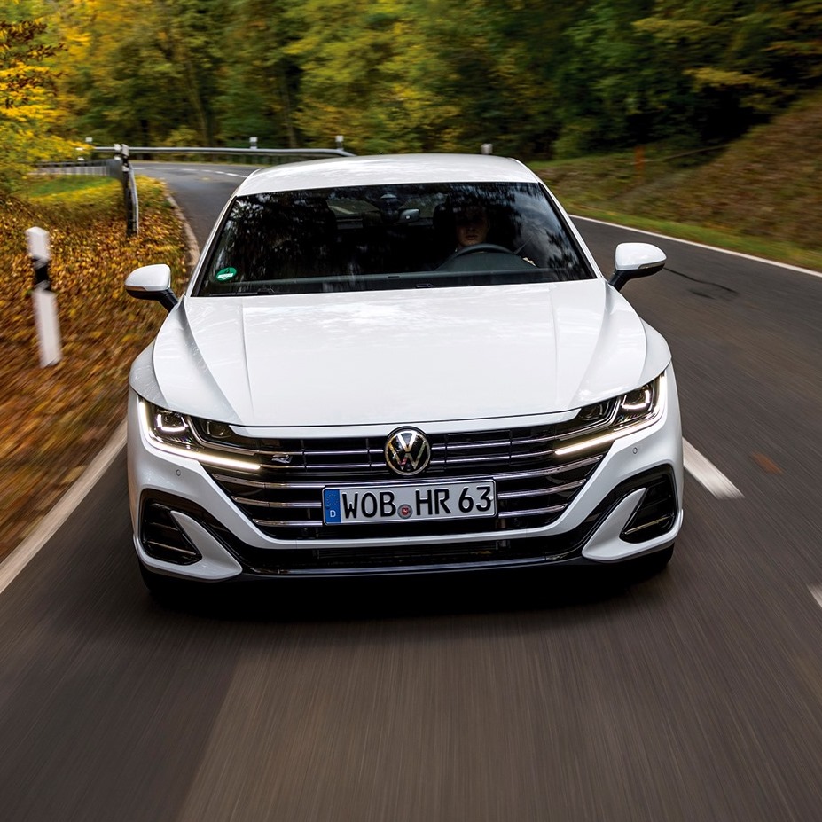 partevw's tweet photo. Para enchufado el nuevo #Arteón híbrido que no deja lugar a dudas de que tiene más clase que un colegio... 😍

#Arteon #NuevoArteon #Volkswagenhíbrido #híbridoenchufable https://t.co/KGIsqkPIJ8