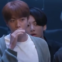 alpacajintae's tweet photo. bts vs technology — a needed thread https://t.co/8tBfmKXta2