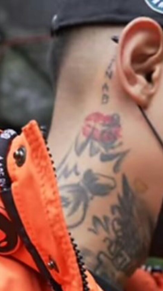 kiaaaangg's tweet photo. I just love the Zeinab, kiss mark and the yellow heart tattoo 💛 https://t.co/xm90ybP61x
