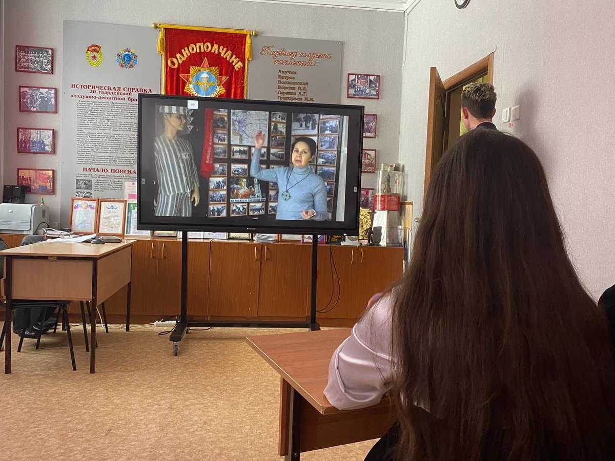 В #школа72самара проходит ежегодная Неделя Памяти Жертв Холокоста🕯
27 января объявлен Международным днём памяти жертв Холокоста. Именно в этот день в 1945 Красная армия освободила Освенцим – крупнейший концлагерь. 
Помнить… и никогда не забывать!