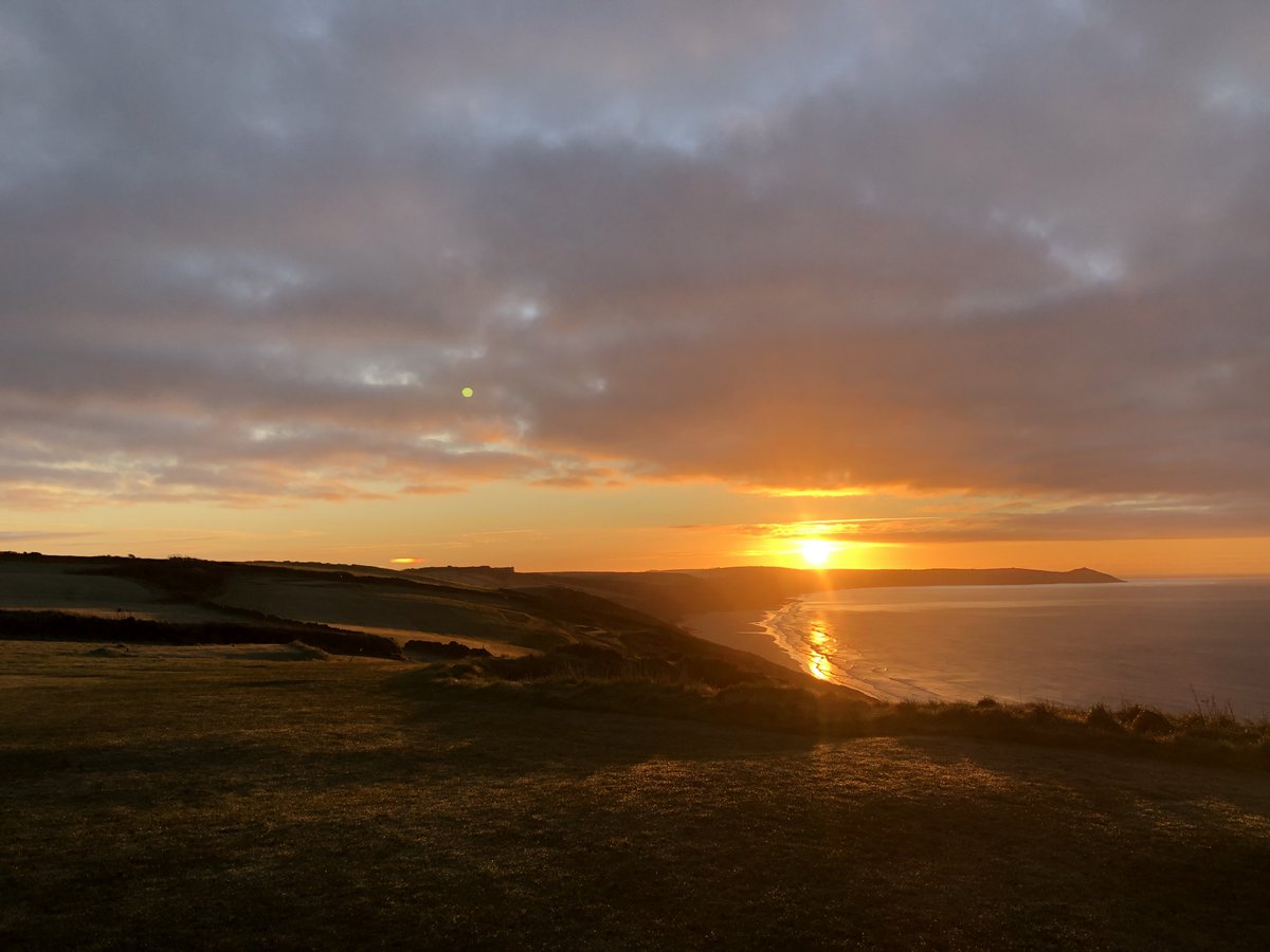 Fresh start to the day here at the bay, perfect for golf 👍⛳️ @Antony_Estate @whitsandbaygolf @AndyWelchPGA #CornishSunrise #Golf