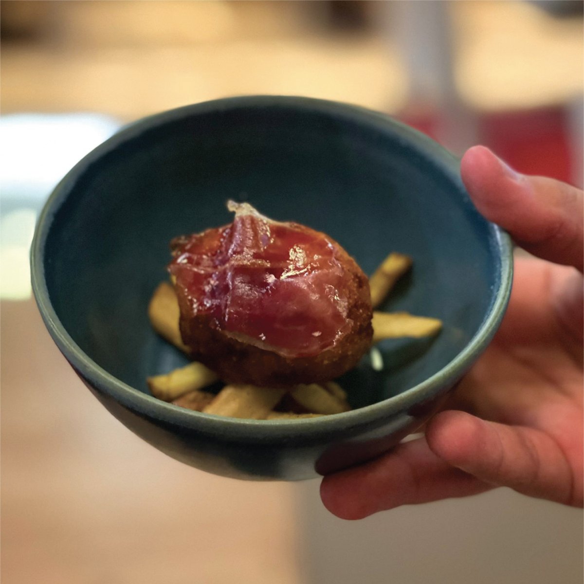 Quan tastis la nostra croqueta de pernil ibèric voldràs repetir!!! 🤩⁣
⁣
Vine a gaudir el divendres amb un bon àpat! Estem a #Roses, #Empuriabrava i a #Figueres👌⁣
⁣
#sidreriatxots #txots #happymoments #pintxos #montaditos #sidra #comerçlocal #croquetes #tapes