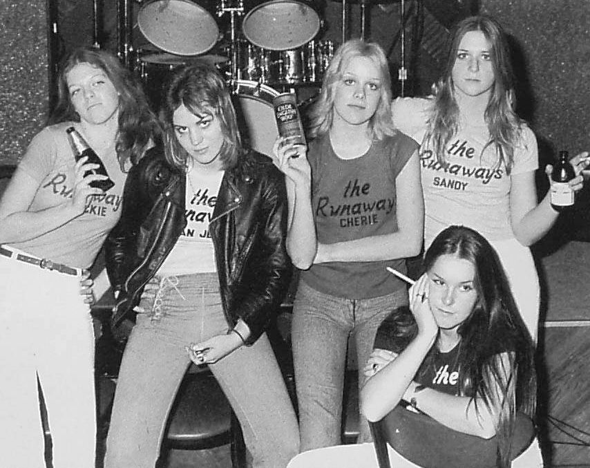 Hello daddy hello mom cherry bomb. The Runaways 1976. Группа the Runaways 1975. Runaway. Группа the Runaways 70-s.