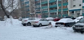 BubnovaOlesya's tweet photo. @adm_kir63 @DepGorHozSamara а вот так вот можно посреди улицы огородить себе место под машину? И вообще на тротуаре парковаться? https://t.co/KTa3x3vhKy