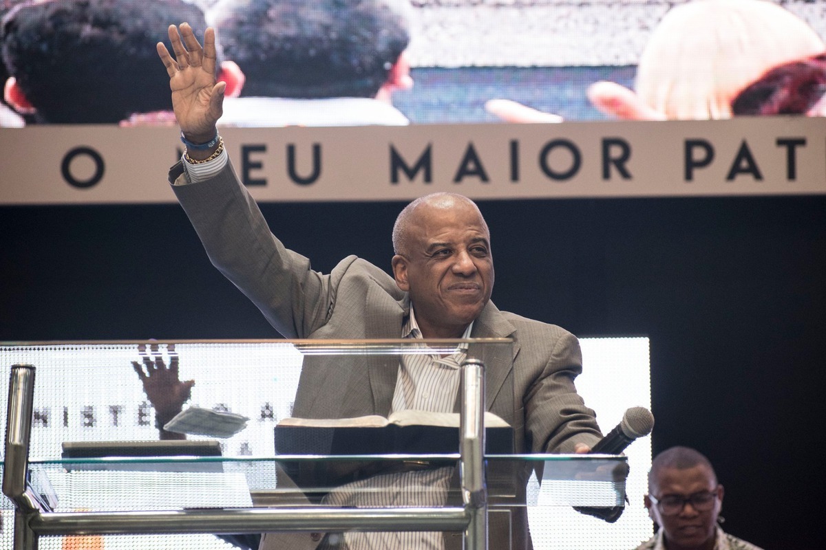 Esse será um novo tempo. Tempo de grande aprendizado e crescimento. E eu quero convidar você a não olhar para o seu momento atual. Olhe para o alto, firme seus olhos naquEle que é poderoso para mudar qualquer circunstância. Ele pode e vai mudar a sua história!