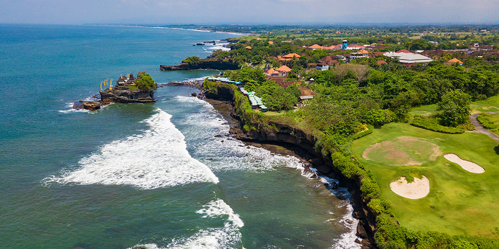 Scratch72_'s tweet photo. There’s no better combination than golf, ocean and sun! This beautiful aerial shot was taken in Bali, Indonesia 🤩 #baligolf #balitrip #travelgoals https://t.co/0XtHKyRQpQ https://t.co/iKt9JApWkT