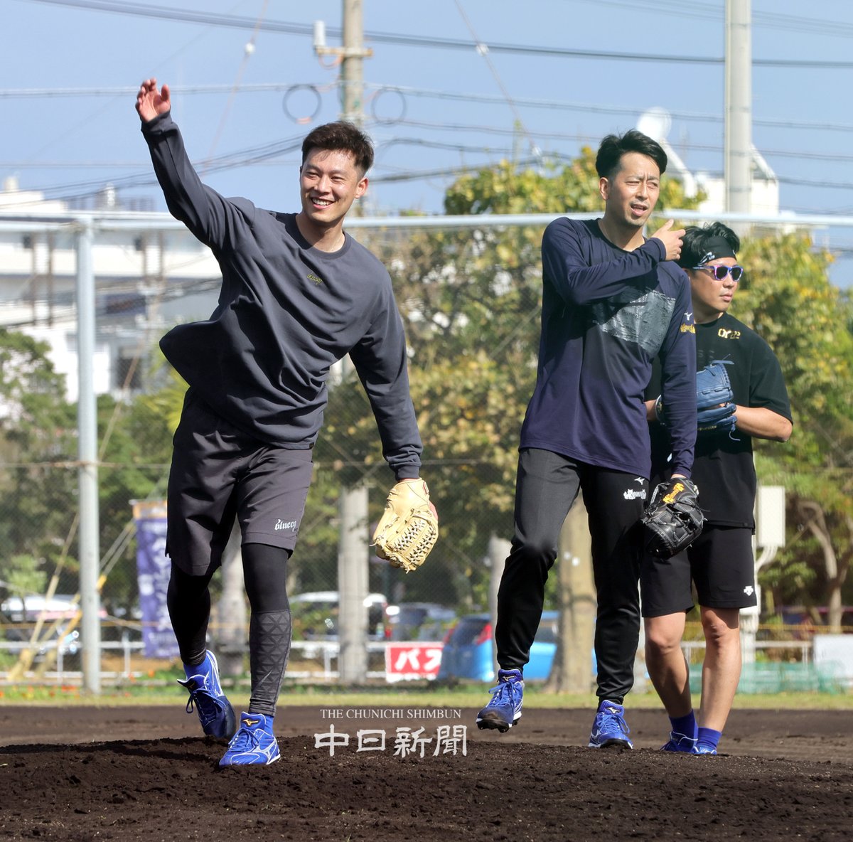 ドラゴンズ】 沖縄での自主トレが始まり笑顔を見せる岩崎投手? 大野 
