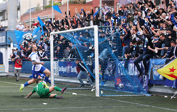 El fútbol es de la gente. Lo han demostrado los seguidores del <a href="/RayoVallecano/">Rayo Vallecano</a>, el <a href="/ManUtd_Es/">Manchester United</a>, el <a href="/CordobaCF_ofi/">Córdoba CF</a> o el <a href="/CEEuropa/">Club Esportiu Europa</a>, y por eso optan a la mención de Afición del Año en los #PremiosPanenka. Podéis votar aquí: panenka.org/premios/mencio…