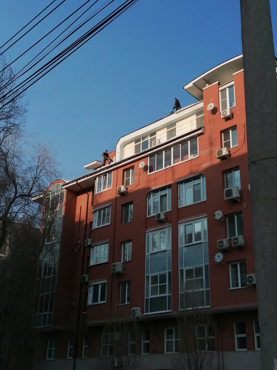 Проводится очистка кровли от снега и наледи Некрасовская 82. 
<a href="/rradyukov/">Роман Радюков</a> <a href="/AdmSamRna/">Администрация Самарского внутригородского района</a>