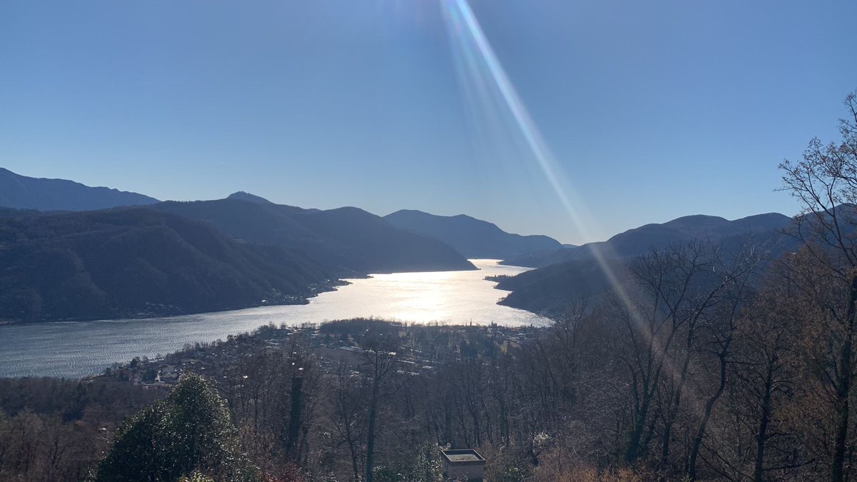 AramisDozio's tweet photo. Quando il lago luccica e tira forte il vento… https://t.co/2Ou0rTEPUX