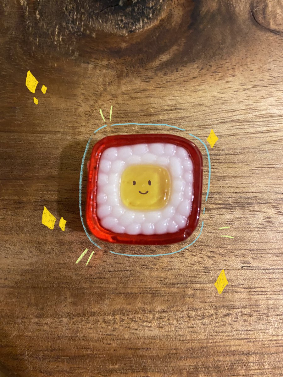 ของใหม่จาก <a href="/playmore_TH/">Playmore Thailand</a>  มาแล้ว 🍣🧡❤️🍣

กัมมี่ซูชิ 🍙 สุดน่ารัก กลิ่นผลไม้พอดีคำ~~~ เป็นกัมมี่ซูชิที่น่ารักเหมือนซูชิมาก❕❕
หนึบหนับและน่ากินมาก มีสามแบบในหนึ่งซอง แต่ละแบบน่ารักและสวยสุดๆ 🍣🍚🍥

ราคา 25-.
พิกัด 7-11 ทั่วประเทศ

#กัมมี่ซูชิ
#playmorethailand
#รีวิวขนม
<a href="/aroii/">@aroii บอกต่อ</a>