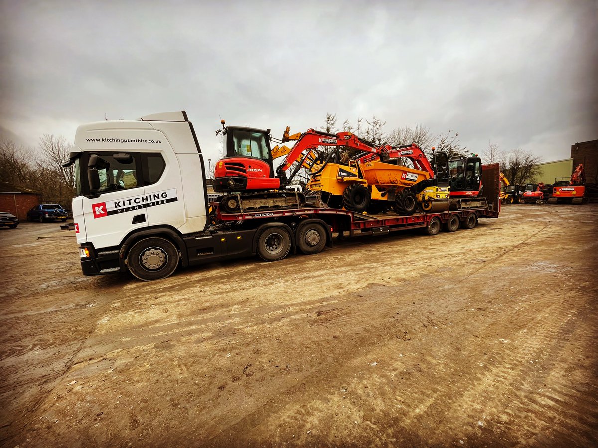 KitchingPlant's tweet photo. A full load heading up in to Nidderdale this morning.

#kitchingplanthire #planthire #harrogate #knaresborough #leeds #bradford #york #selby #sheffield #keighley #yorkshire #jcb #kubota #hitachi #excavator  #construction #housebuilding #groundworks #nidderdale #ifitsonitsgone https://t.co/lmhs95w1Cc