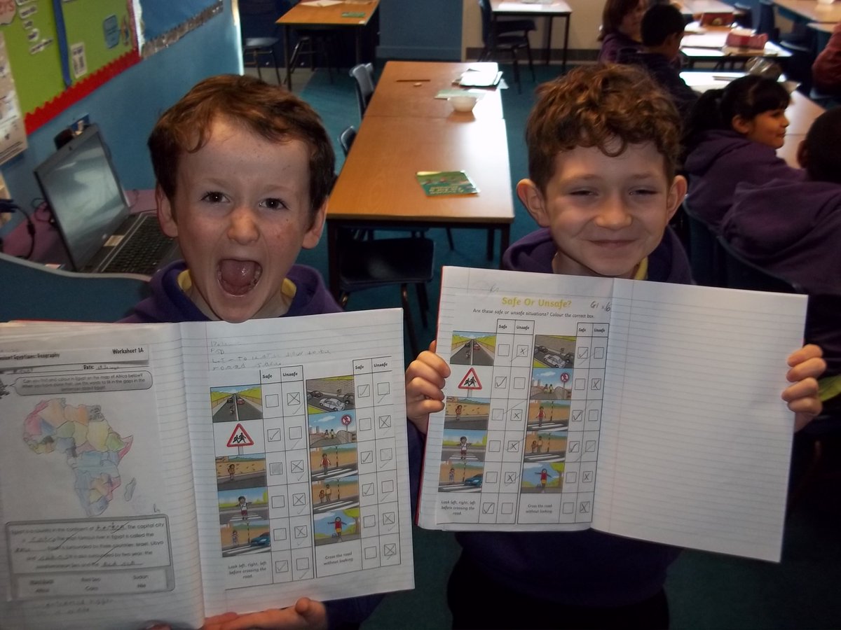 hafodprimary's tweet photo. #hfp3 Last week we learnt about road safety with Miss.Amanda! We then filled in a worksheet of what is safe and unsafe when crossing the road. #StopLookAndListen https://t.co/bO50Pb6Js1