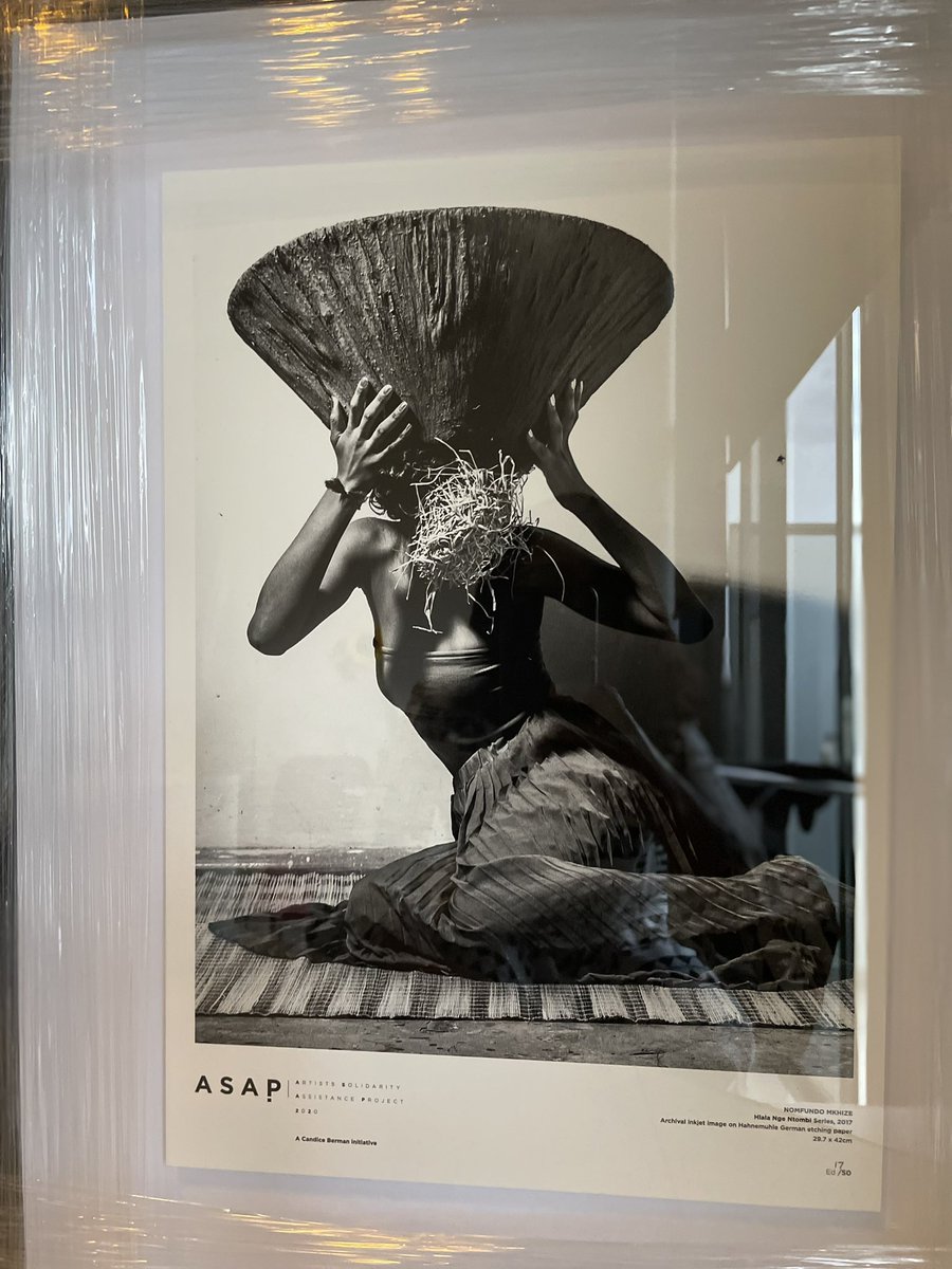 What a Discovery! Thank you for the special gift <a href="/Discovery_SA/">@Discovery_SA</a> I’m delighted to have received this print by a young contemporary artist Nonfundo Mkhize. Art is a reflection of who we are or aspire to be. African women are made of mettle &amp; grace. This piece captures the essence🙏🏽