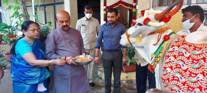 Goumatha's tweet photo. On the occasion of his b'day, @CMofKarnataka Shri @BSBommai done #Goupuja at Rashtrothana Goushala, Doddaballapura. Also he adopted 11 gous on this day.
We heartily wishing a very happy Birthday! May #Goumatha bless with happiness & a long live!!!
Really an appreciable gesture! https://t.co/hlbkzx7KT4