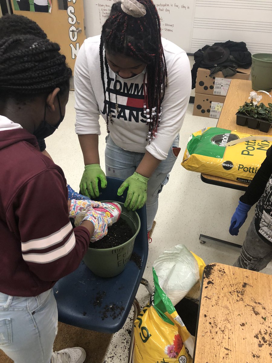 CFeldwood's tweet photo. 5th grade spearheaded a community service flowerpot project to show appreciation to Feldwood Donors and Older Adult Living Facilities! #ChooseSuccess each and everyday 💛💙 @FeldwoodES @cisatlanta #AllInForKids https://t.co/0ZUiWDcU02