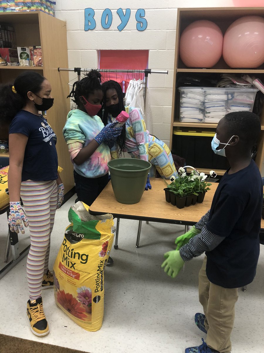 CFeldwood's tweet photo. 5th grade spearheaded a community service flowerpot project to show appreciation to Feldwood Donors and Older Adult Living Facilities! #ChooseSuccess each and everyday 💛💙 @FeldwoodES @cisatlanta #AllInForKids https://t.co/0ZUiWDcU02