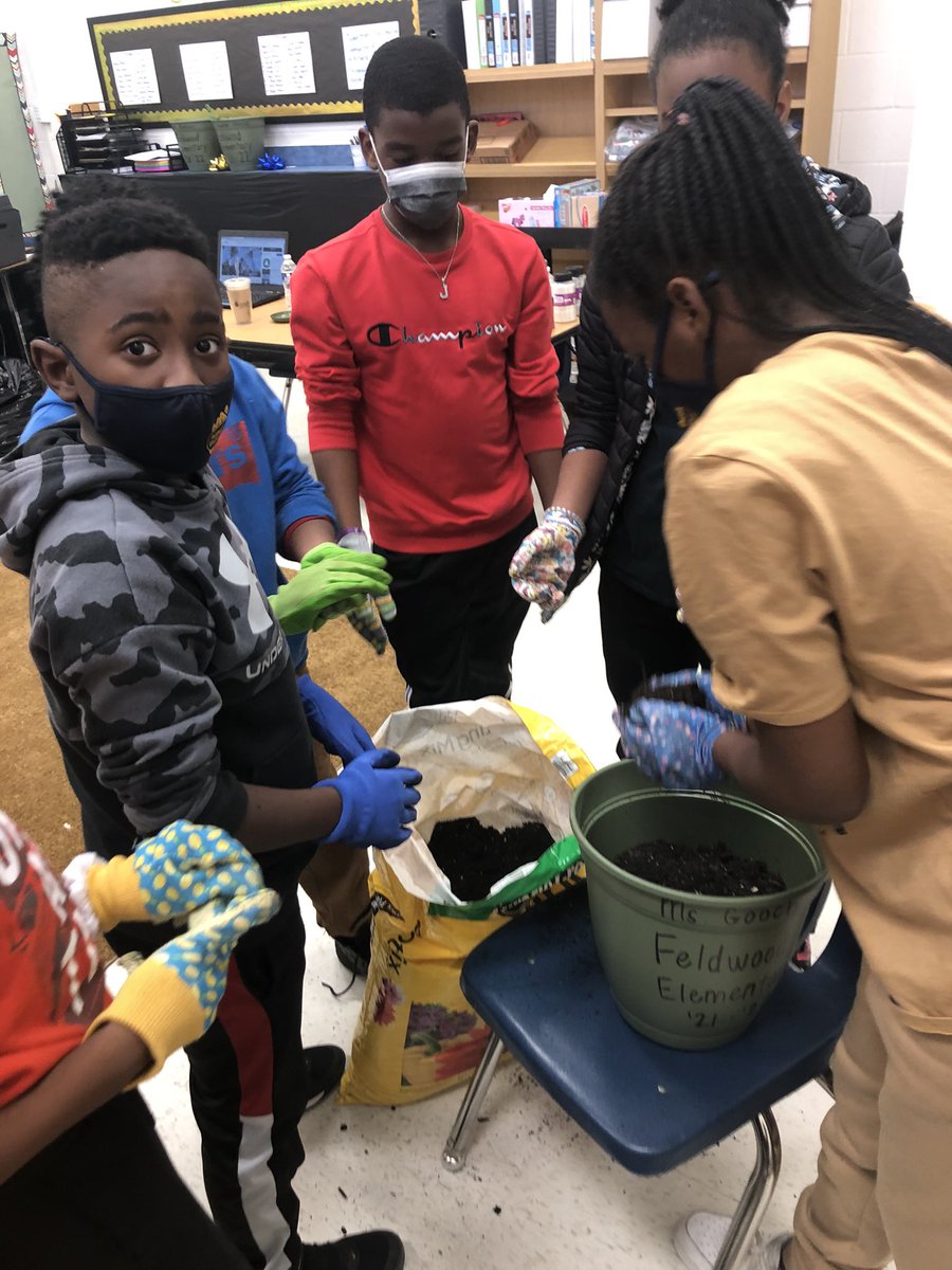 CFeldwood's tweet photo. 5th grade spearheaded a community service flowerpot project to show appreciation to Feldwood Donors and Older Adult Living Facilities! #ChooseSuccess each and everyday 💛💙 @FeldwoodES @cisatlanta #AllInForKids https://t.co/0ZUiWDcU02