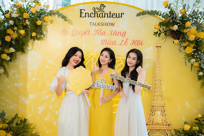 conorot1's tweet photo. An Phuong and Thao Tam tell a love story "in the heat of the sun"
At the talk show "The secret to shining in the festive season", the audience had a good laugh with 3 interesting stories of "infatuation" by the guests. https://t.co/LJlZoREDv6