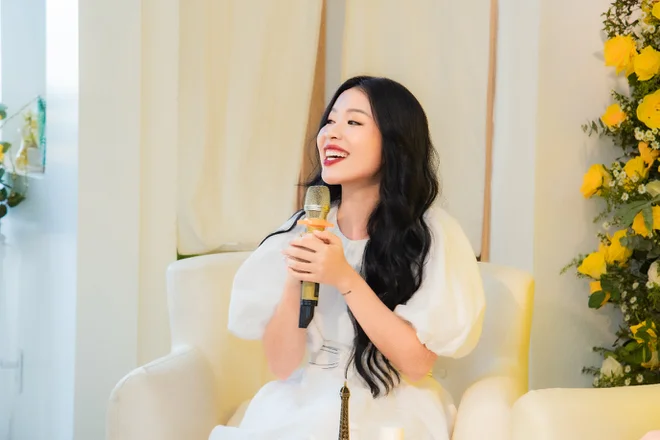 conorot1's tweet photo. An Phuong and Thao Tam tell a love story "in the heat of the sun"
At the talk show "The secret to shining in the festive season", the audience had a good laugh with 3 interesting stories of "infatuation" by the guests. https://t.co/LJlZoREDv6