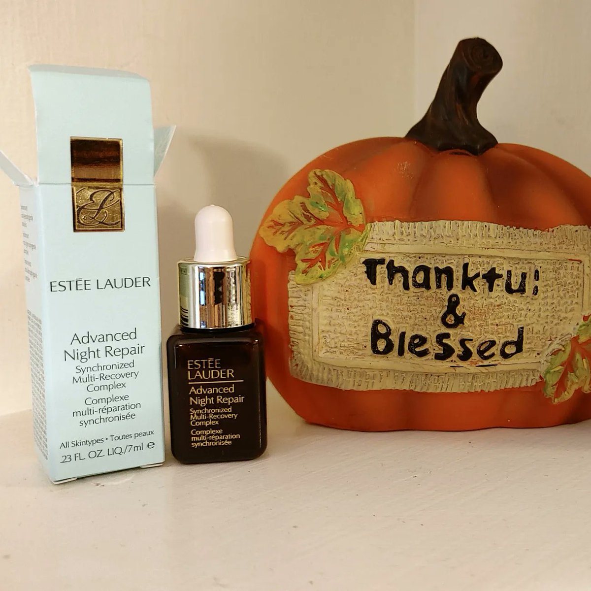 _pom_mom's tweet photo. P/R Gifted
Big thank you to @EsteeLauder and #sopost for letting me try #advancednightrepairserum 
It made my skin feel tighter and more supple, and I enjoyed how soft it made my skin feel. I'm really becoming a fan of #esteelauder and get the hype! #samplesinthemail https://t.co/FzIgN7eLMh