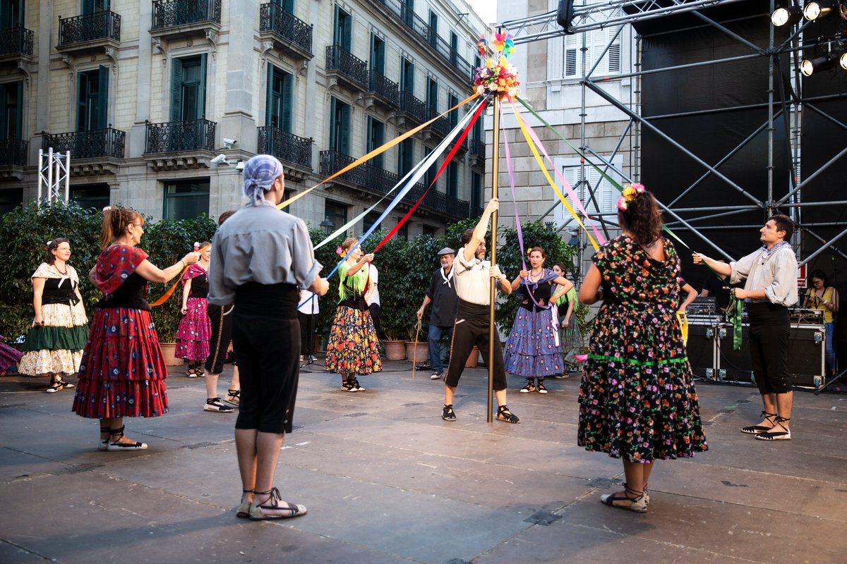 Cultupopularbcn's tweet photo. Tens imatges d'algun ball tradicional? 💃

🎞️ L'inventari de danses vives cerca fotografies i demana col·laboració per aconseguir completar el fons del patrimoni dansaire de #Catalunya. 🕺 #culturapopular

Mira com pots participar-hi ⤵️
https://t.co/VEUhfgbNV7 https://t.co/s2aqOkC8xd