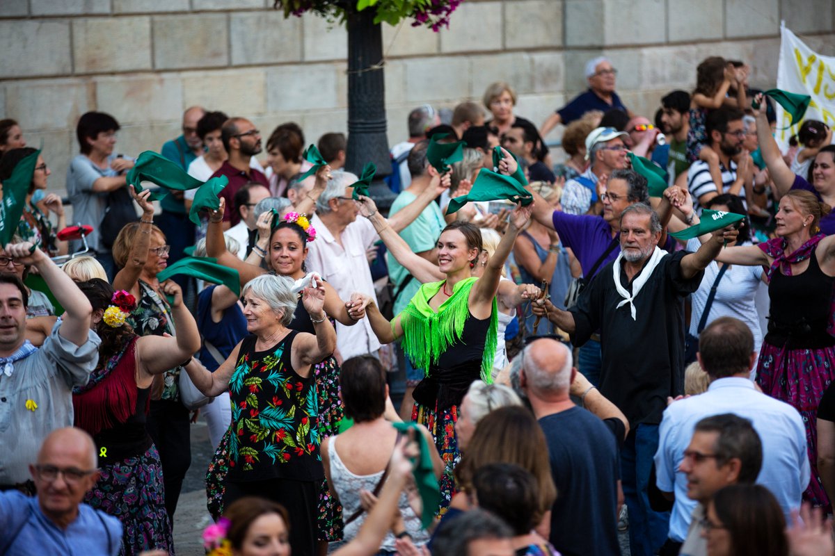 Cultupopularbcn's tweet photo. Tens imatges d'algun ball tradicional? 💃

🎞️ L'inventari de danses vives cerca fotografies i demana col·laboració per aconseguir completar el fons del patrimoni dansaire de #Catalunya. 🕺 #culturapopular

Mira com pots participar-hi ⤵️
https://t.co/VEUhfgbNV7 https://t.co/s2aqOkC8xd