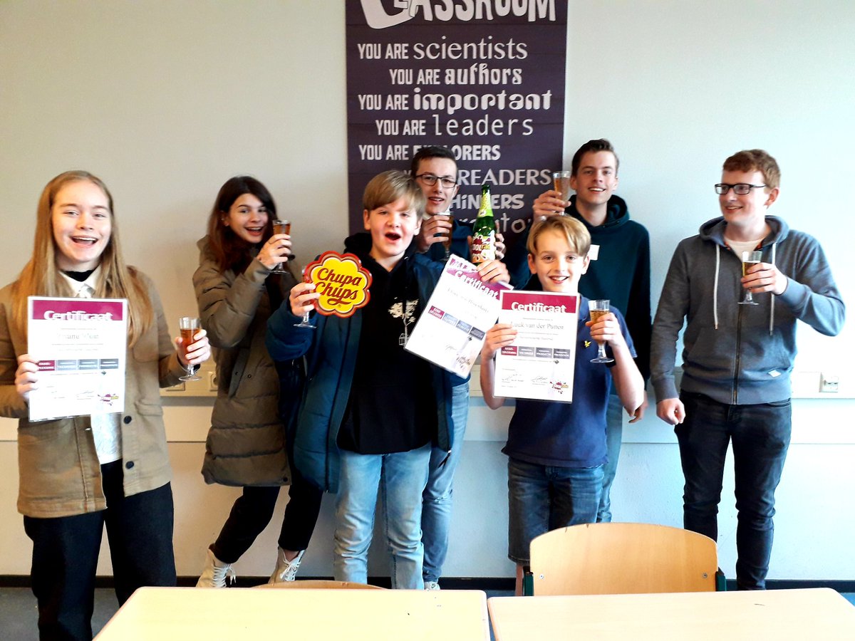 Yvaine (2Ea), Floris (1Ga) en Luuk (1Eb) bemachtigen het felbegeerde certificaat Basisopleiding Radio-dj! #champagne <a href="/tbl_oss/">TBL</a> <a href="/TBLExpeditie/">TBLExpeditie</a> <a href="/TBLGymnasium/">TBLGymnasium</a>