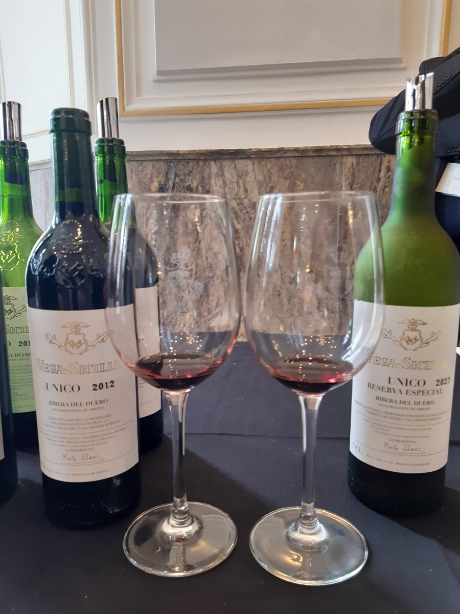 BertaNavarroM's tweet photo. Difícil elección, grandes #vinos de #España
Such a hard decision, best #wines in #spain
#vegasicilia #vegasiciliaunico #vegasiciliaunicoreservaespecial https://t.co/C9fiTEdypS
