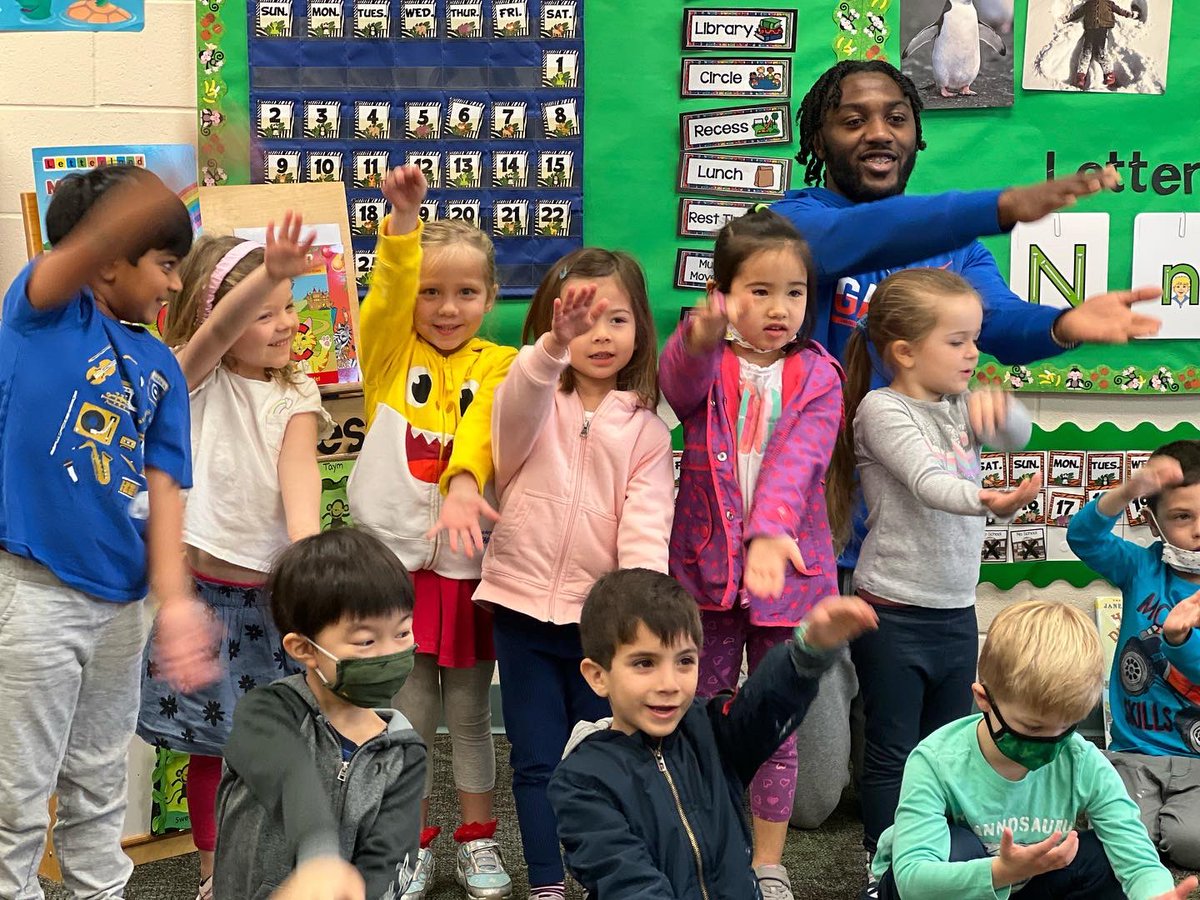 OakHallSchool's tweet photo. We were thrilled to have wonderful University of Florida football player Randy Russell stop by our ECLC to read and share his time and talent with our youngest Eagles! We are so thankful for our new Gator friends! 📚 @GatorsExp 
🦅❤️🐊 https://t.co/hJSY6IhC44