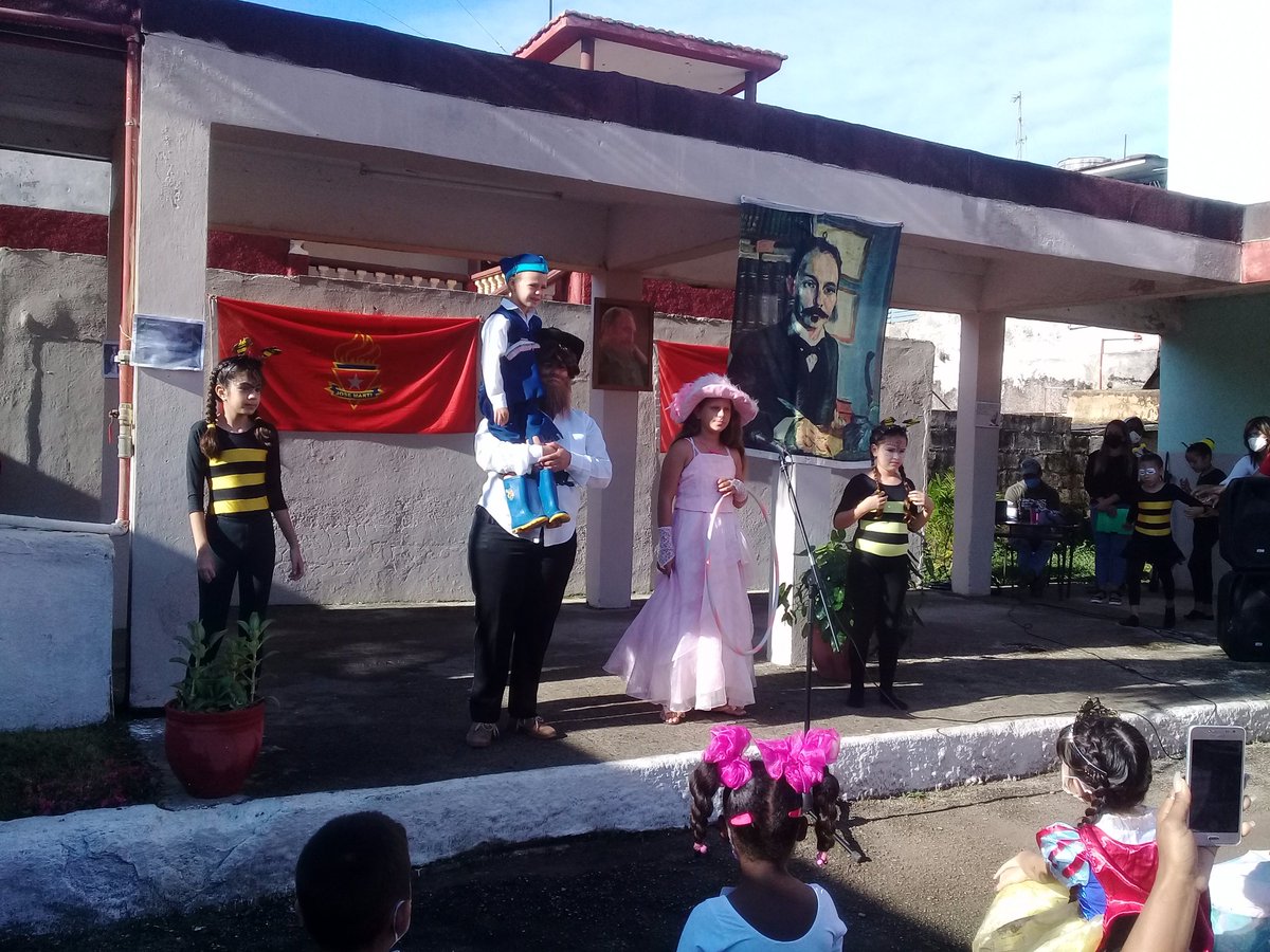 Al Homagno, cultivador de rosas blancas los pinos nuevos de #Artemisa le rinde tributo desde sus colectivos pioneriles junto a su presidenta provincial Lazara Quiala Leal #VamosConTodo #CubaVive #MartiViVe.
<a href="/aylinalvarezG/">Aylín Alvarez García</a> <a href="/UJCdeCuba/">UJC de Cuba</a> <a href="/MaylenM21812991/">Maylen Martinez</a>  <a href="/RosaM1984/">Rosa María Ramírez</a>  <a href="/QuialaLeal/">Lazara Quiala Leal</a>