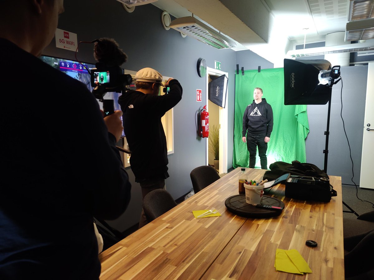 Perjantai on pelaajakuville ja BTS.
<a href="/jezkuee/">Jere Koskinen</a> poseeraaminen käy kuin luonnostaan!

Meidän bootcamppia voi seurata tosiaan meidän instagram-tililtä instagram.com/ahjoesports/
#csgofi #esportsfi #ahjogg