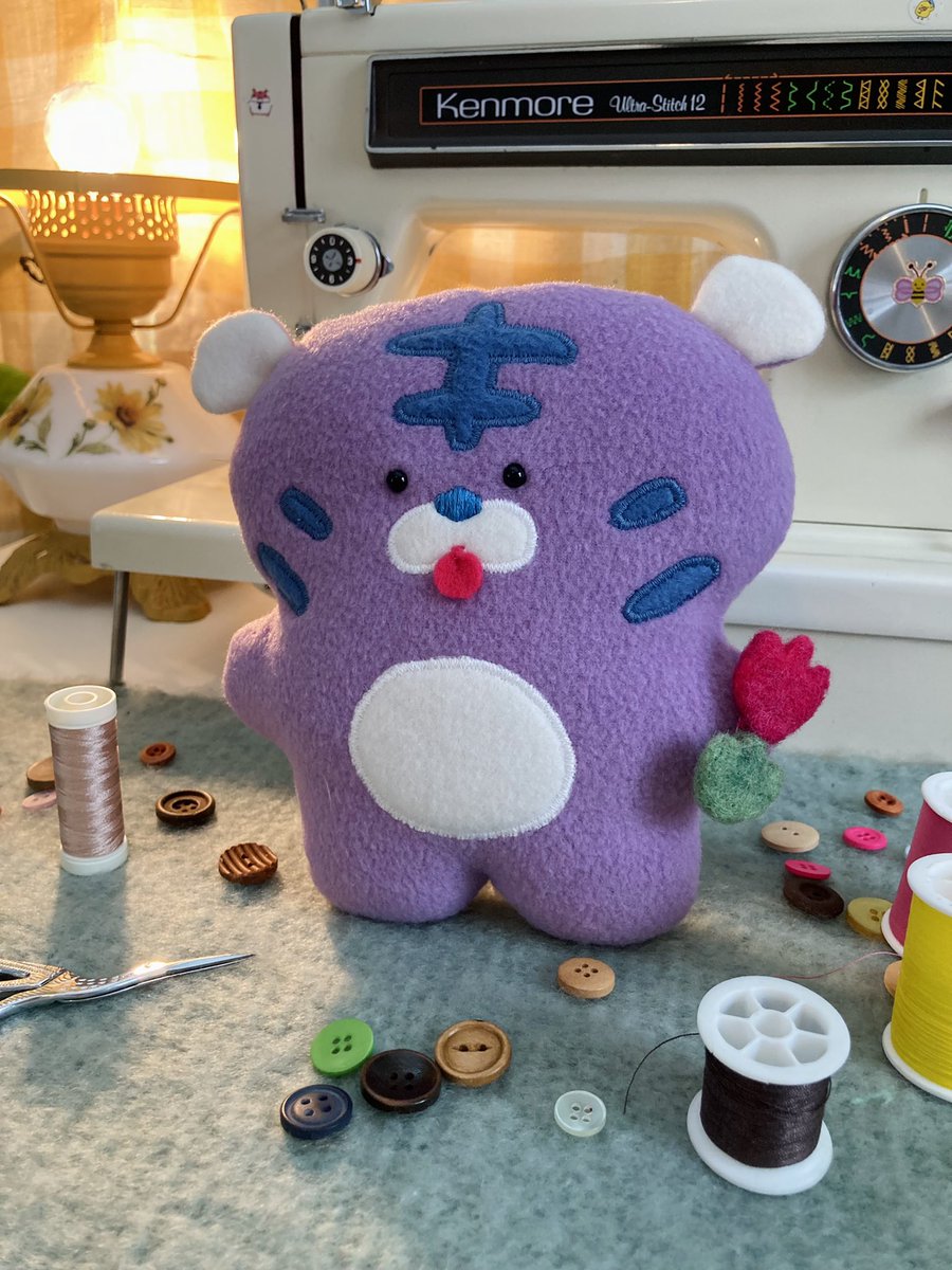 I’m having so much fun making these little plush dudes 🥺 The little accessories in their hands are needle felted removable pins!