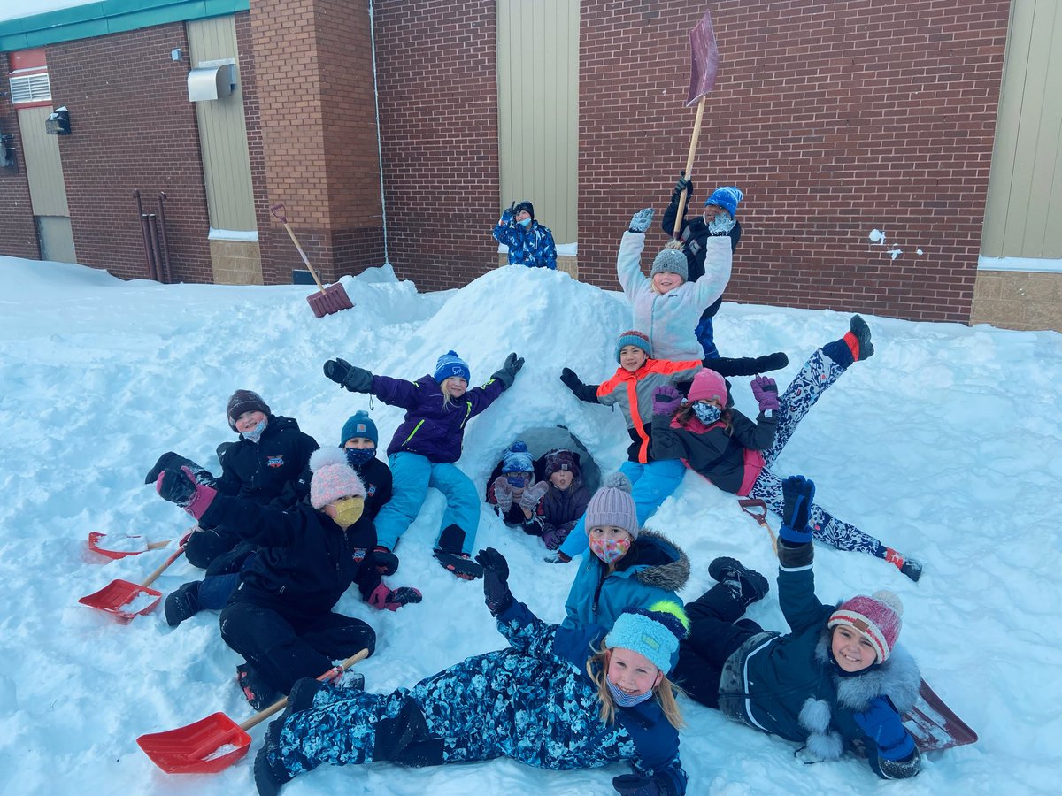 mme_corbin's tweet photo. Finally warmed up enough to get outside!! Thanks for all the fun Mr.@BPetten4! @QPMSchool @NLESDCA @PE4LifeNL @SchoolHealthNL https://t.co/wjBbePjYSh