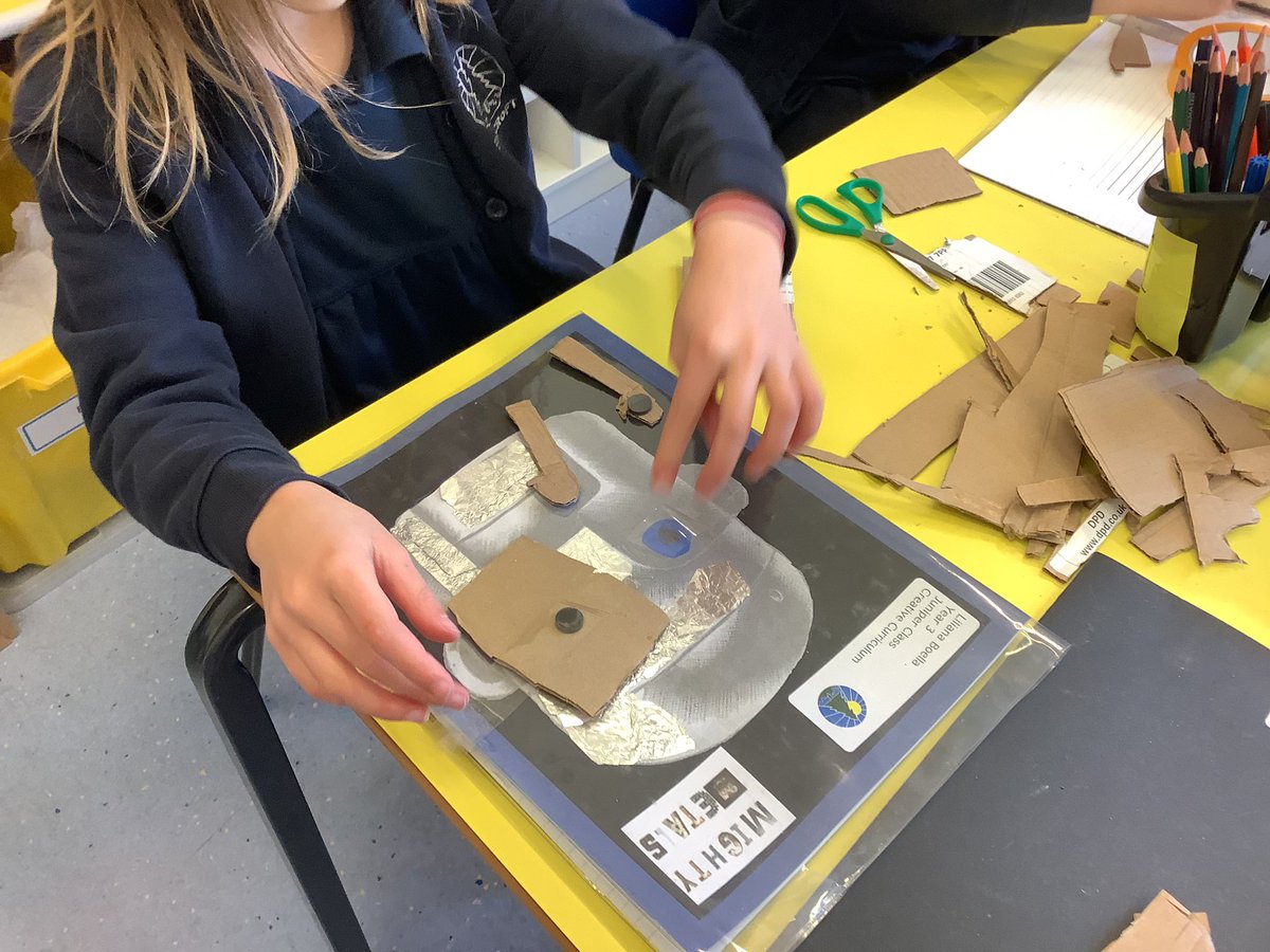 Y3_Fircroft's tweet photo. Following Hogarth’s request we have been making our robots magnetic! #mightymetals #Ironman #DTday @fircroftSW17 https://t.co/dqxrUJoYpK