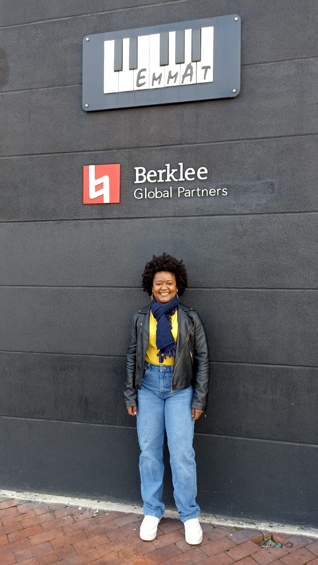 Comenzando una nueva etapa de mi vida. Gracias #EMMAT por la oportunidad #cumpliendounsueño
<a href="/EscuelaEMMAT/">EMMAT</a> 🙌🏿🎶
.
.
.
#Ikandra #music #cantante #afrolatina #berklee #berkleelatino #bogota #becas #colombia