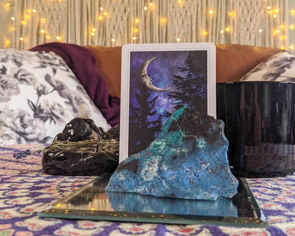 theelightwithin's tweet photo. Sodalite brings order and calmness to the mind. It encourages rational thought, objectivity, truth, and intuition, along with the verbalization of feelings. Sodalite brings emotional balance and calms panic attacks. https://t.co/imVR4GBnHh
#TheeLightWithin #FreeThee #Crystals https://t.co/lZrtz6GxRw