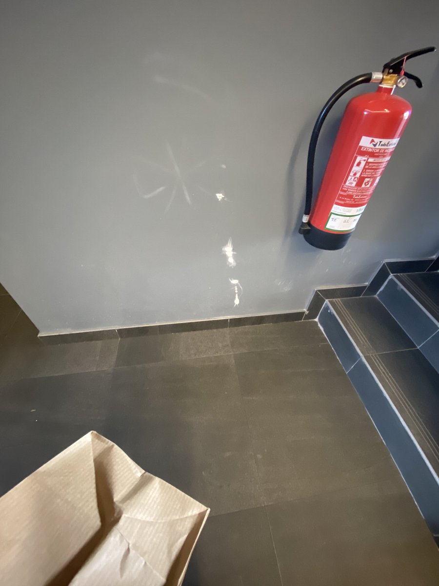 baladre1's tweet photo. Aquí se supone que los vecinos deben sentarse, supongo que no vendrá ningún directivo de @inmo_habitat a hacerlo, ni el arquitecto el Sr. @quinobono #MalillaParque https://t.co/D8iUYP4rDB