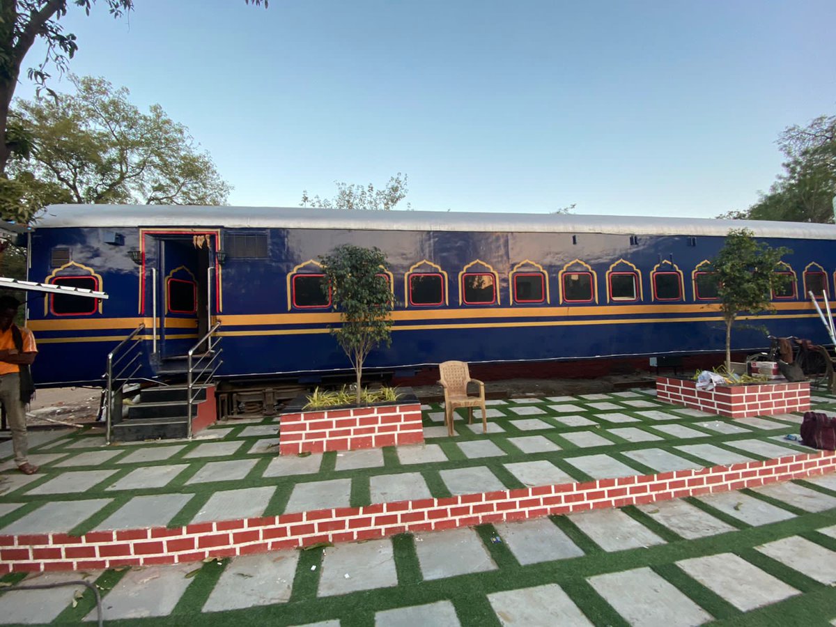 wc_railway's tweet photo. पमरे द्वारा यात्री सुविधाओं मे बढ़ोत्तरी के अंतर्गत, जबलपुर रेलवे स्टेशन पर पुराने अनुपयोगी रेल कोच को कोच रेस्टॉरेंट में परिवर्तित करने का कार्य अंतिम चरण में है। इस कोच रेस्टॉरेंट की शुरुआत होने के पश्चात गैर किराया राजस्व के तहत प्रतिवर्ष 13 लाख रुपए का राजस्व अर्जित होगा। https://t.co/NEq6Rb0RlE