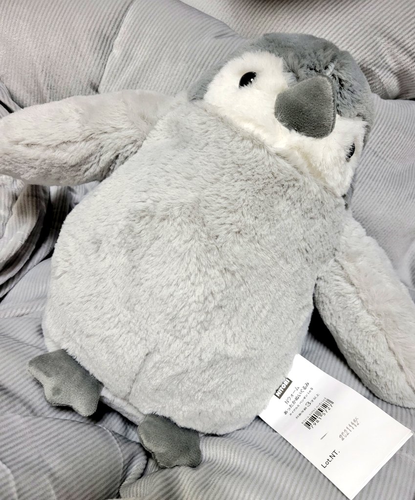 syrup_penguin's tweet photo. ニトリであったかもちもちな掛け布団などを購入。ペンギンちゃんもやってきました！ふわふわ！😊 https://t.co/dKzAkQezwA