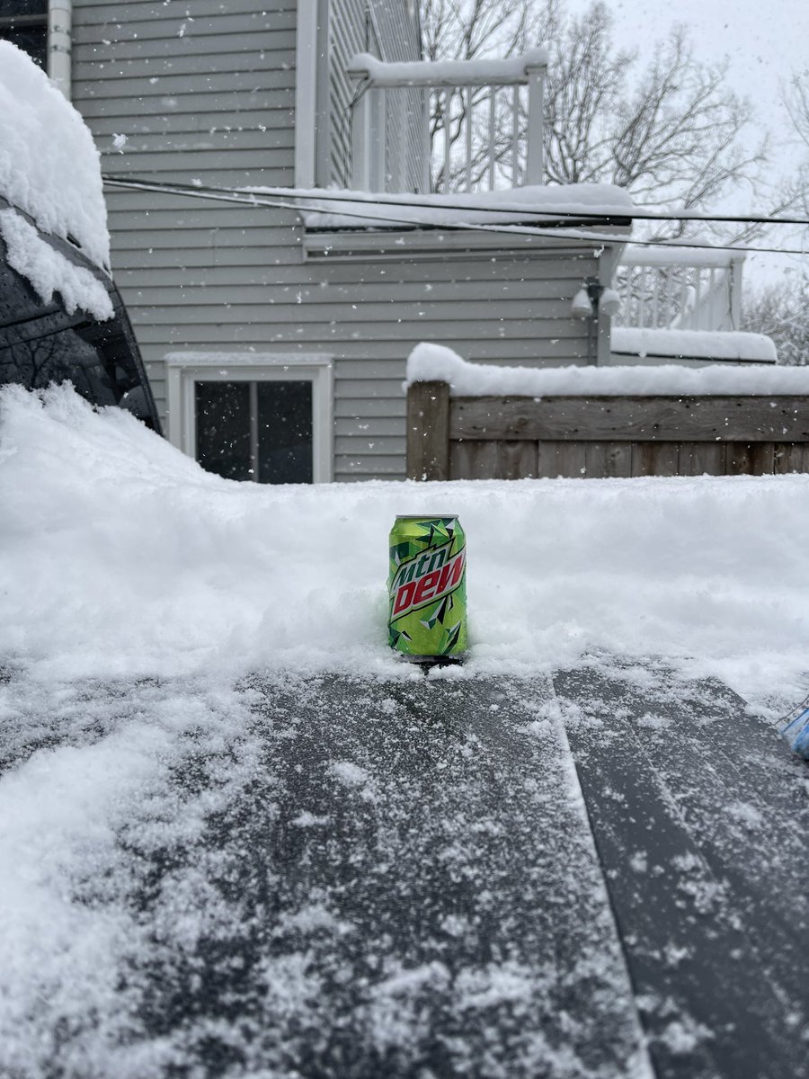 traviscj's tweet photo. Bit of snow last night lol https://t.co/MYXXMzjL8M