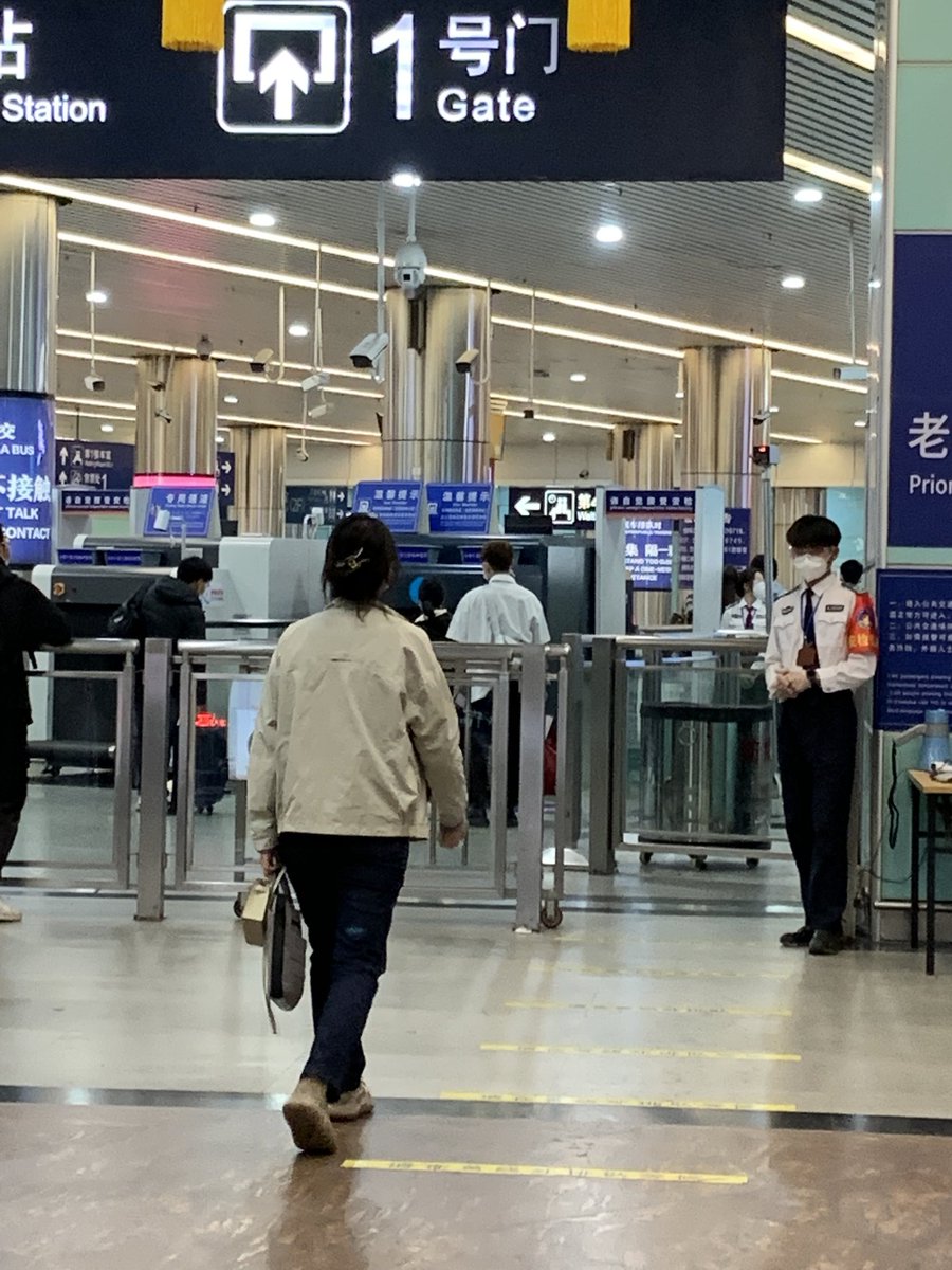 Dreen030214's tweet photo. 补抓到车站的一个安检小哥哥，特别好看、帅气。可能能藏没有八块就至少四块腹肌的小哥哥，搞到我都想去撩这个小哥哥回家。 https://t.co/muw0htl12w