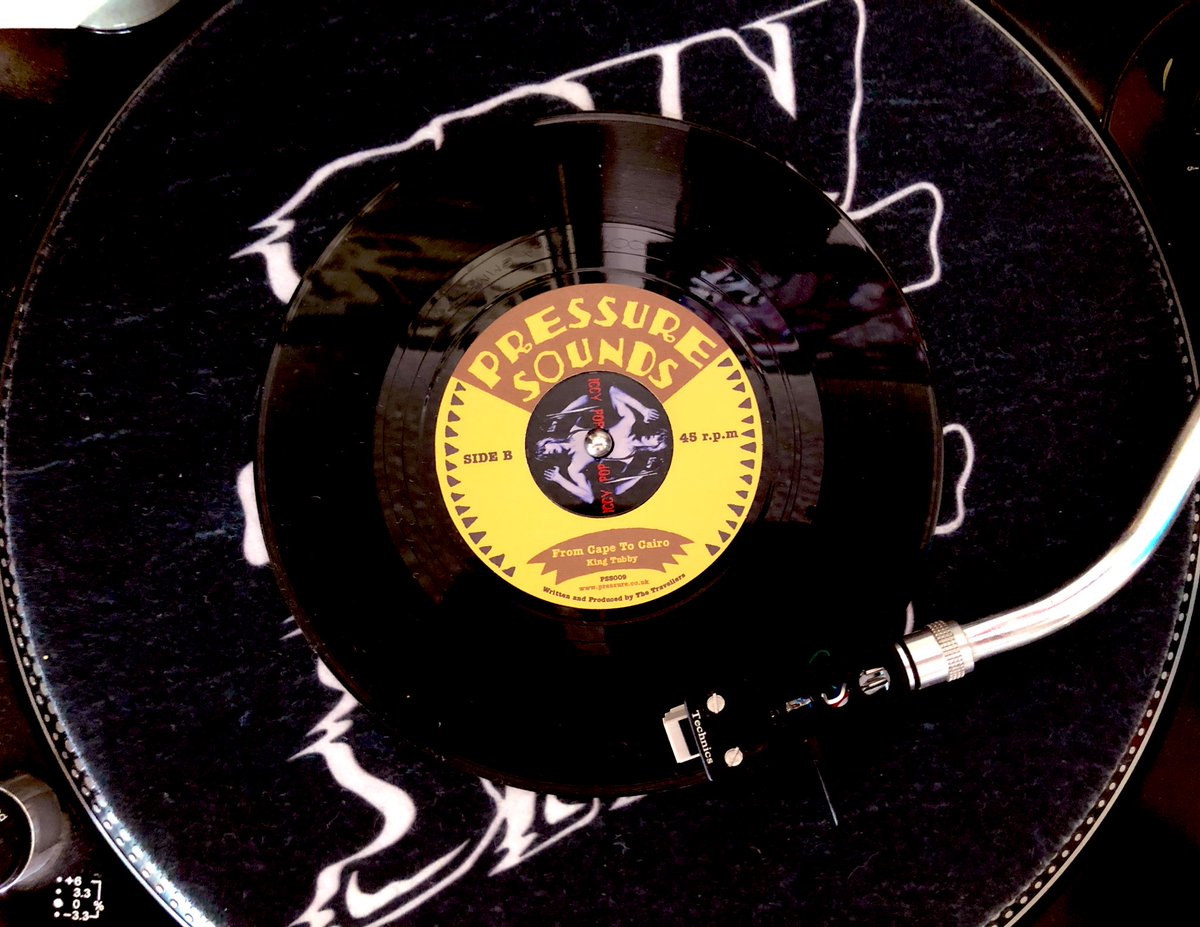 HeySpinThatShit's tweet photo. El 28 de Enero de 1941 nació un genio, el gran #KingTubby 🤴🏿🇯🇲giraremos este #45rpm para conmemorarlo 😎👉🏻💩👊🏻#heyspinthatshit sigan girando. #Vinyl #vinylrecords #Seveninches #JamaicanMusic #Dub #vinilo #vinilos https://t.co/0Hpyf3b59n
