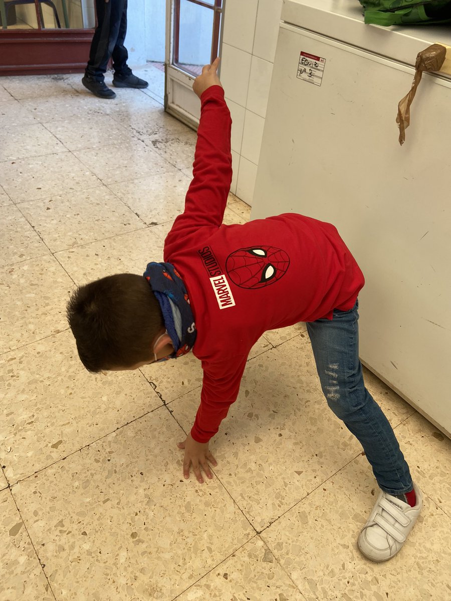 bermarsd's tweet photo. Es viernes y spiderman lo sabe. El hombre araña nos ha visitado hoy en el Colegio Azorín de San Vicente🕷🕸

#colegio #alicante #extraescolares #diversion https://t.co/Xf5I2c7vMJ