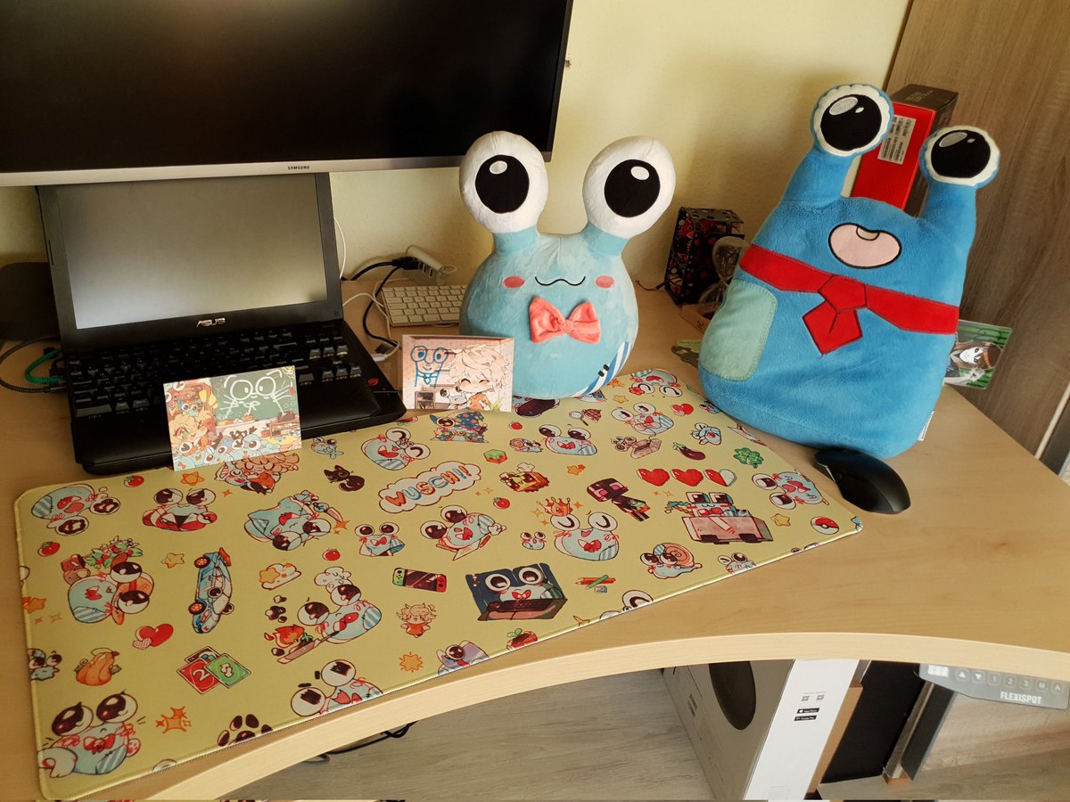 MisterTechnik's tweet photo. @maudado Mein Weihnachtsgeschenk ist endlich da, ist zwar eher Geburtstag wenn es Montag gekommen wäre, aber Schneckchen 2.0 und das Mousepad sind sooo toll OωO https://t.co/BtV8DzzMjj