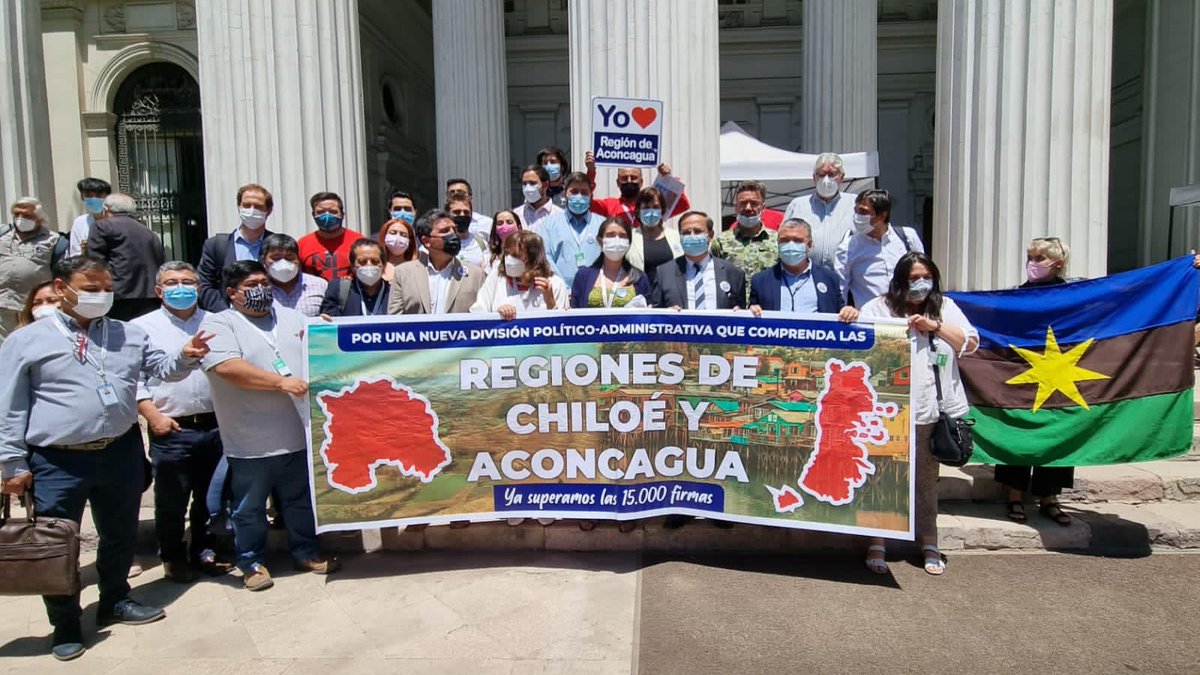 munisanfelipe's tweet photo. Alcaldesa Carmen Castillo llegó hasta el ex Congreso para respaldar la idea de la creación de las Regiones de Aconcagua y Chiloé, la que está refrendada en una iniciativa popular de norma, a objeto de que pueda ser discutida y sesionada por la Convención Constituyente. https://t.co/mVjF8g3Mkd