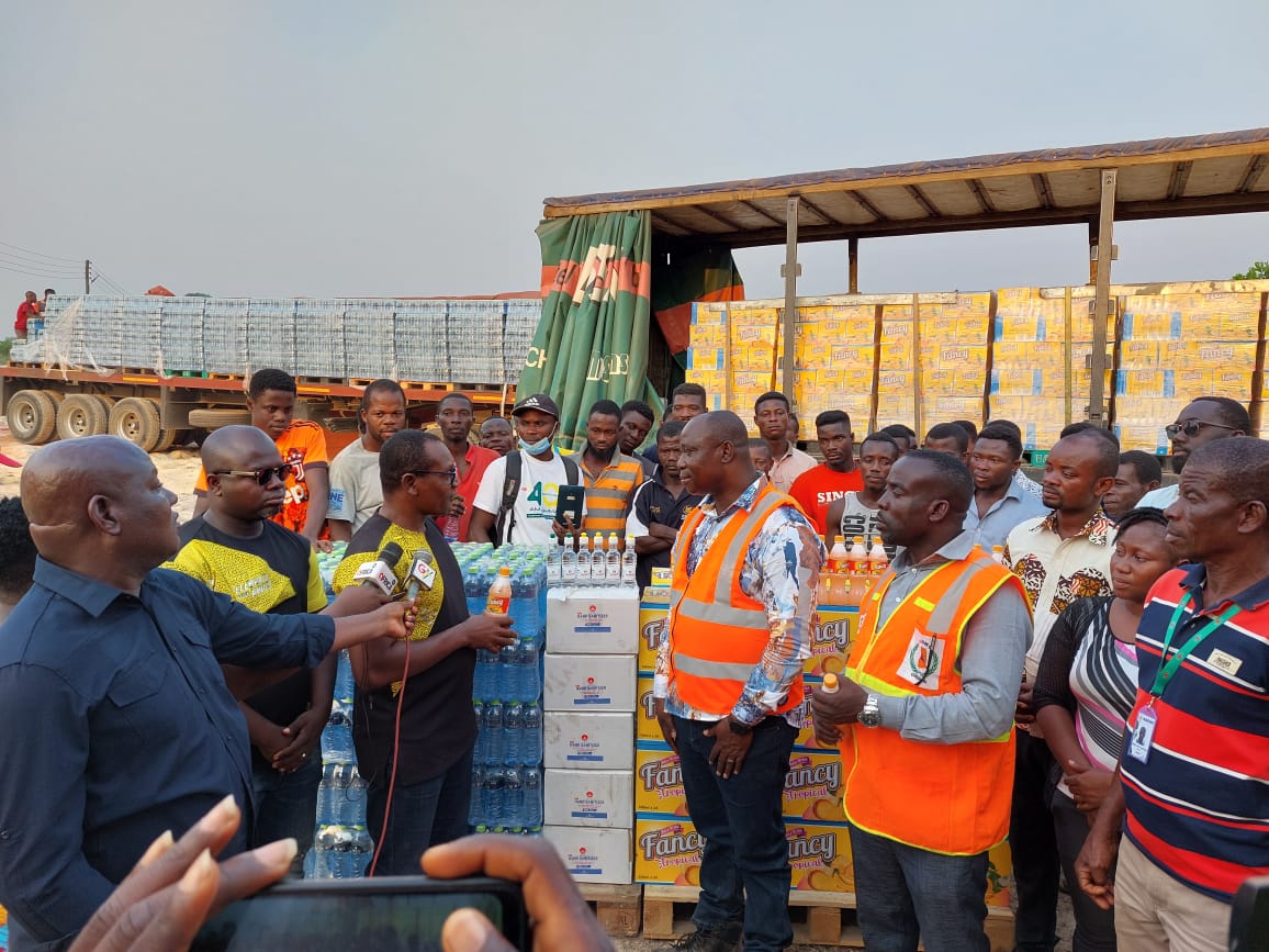 Kasaprekogh's tweet photo. As a company we believe that we owe a corporate social responsibility to the communities we're involved in.
We sympathize with the people of Apiate and supported them with our visit to prove that they're not in this alone.
We wish you well.
Hy3d3n!
#Kasapreko #Apiate #Bogoso https://t.co/wOixfayl6t