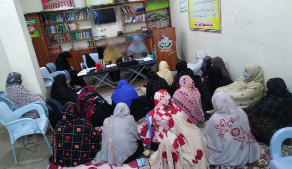 منہاج القرآن ویمن لیگ اٹک کےزیراہتمام محفل بسلسلہ یومِ ولادت سیدۂکائنات حضرت فاطمہ سلام اللہ علیہا منعقد ہوئی. تلاوتِ قرآنِ مجید,نعت خوانی کےبعدصدرمنہاج القرآن ویمن لیگ تحصیل اٹک محترمہ شہلا جبین نےقرآن وحدیث کی روشنی میں سیدہ س کےحلیہ مبارک،عبادت،ایثارو قربانی پرتربیتی گفتگوکی.