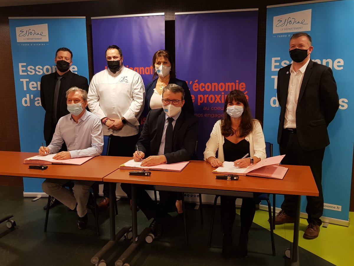 cmaidf_91's tweet photo. Opération de solidarité locale inédite👍 
La @CmaEssonne , le @CDEssonne et @HopHopFood unis contre la précarité alimentaire et l'#antigaspi. Les artisans essonniens ont une solution numérique pour offrir leurs invendus. Un partenariat unique en France. https://t.co/NHtch7bI4c